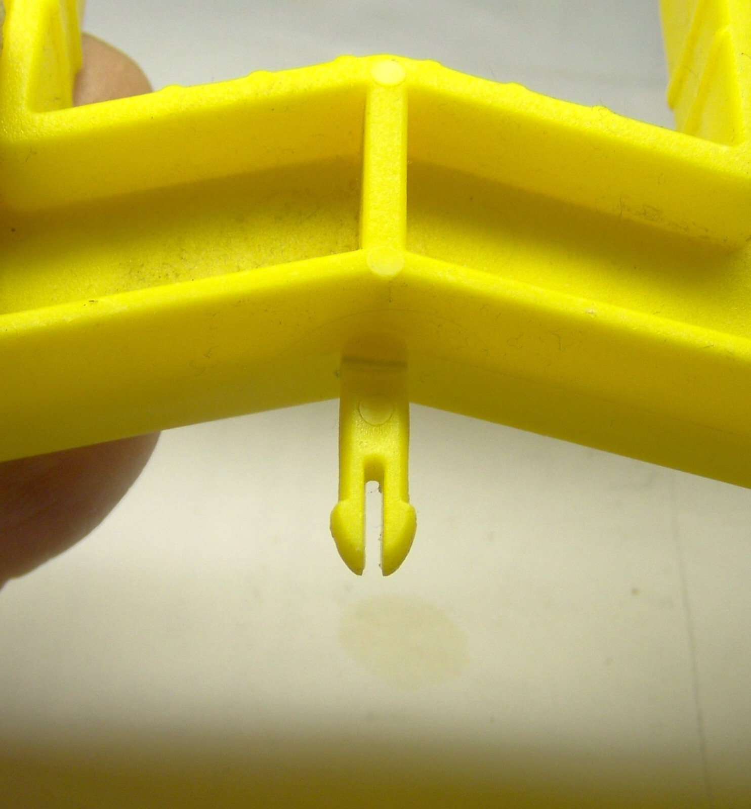 ROLLER GUIDE BRACE BRACKET YELLOW PLASTIC 6-1/2″ H 4-13/16 W 3/4″ T 1-5/8″WROL
