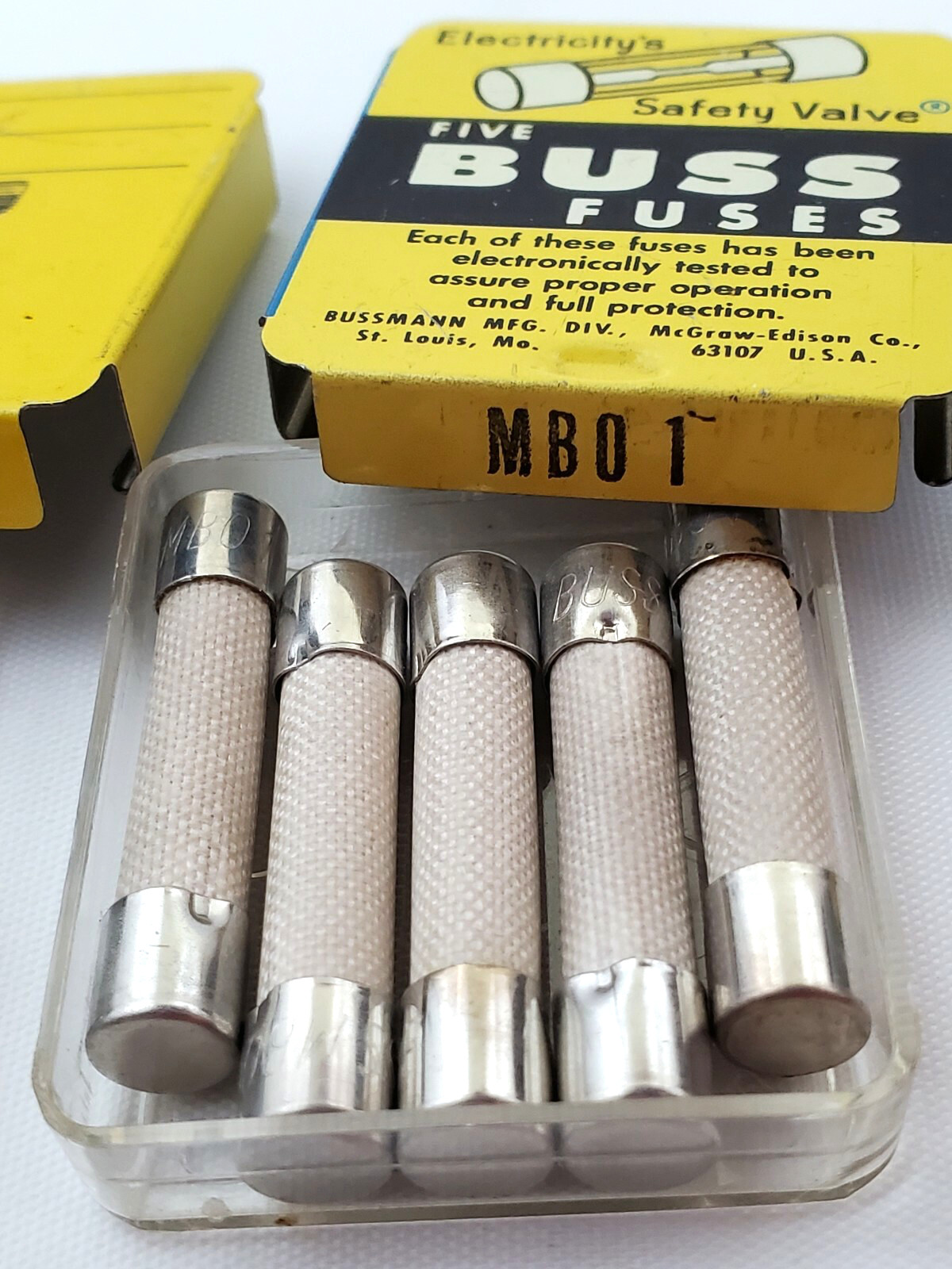 Lot of 17 Bussmann MBO1 Fast Acting 1 Amp 1/4″ x 1-1/4″ Ceramic Fuses Vintage