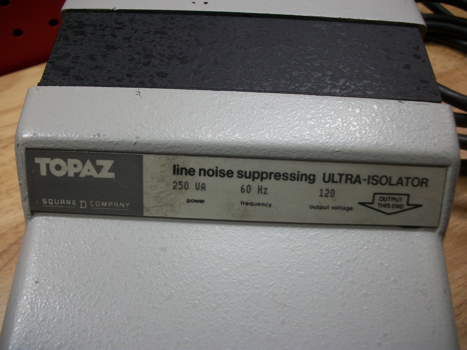 Square D Topaz 250VA Line Noise Suppressing Ultra-Isolator (91092-32) NEW