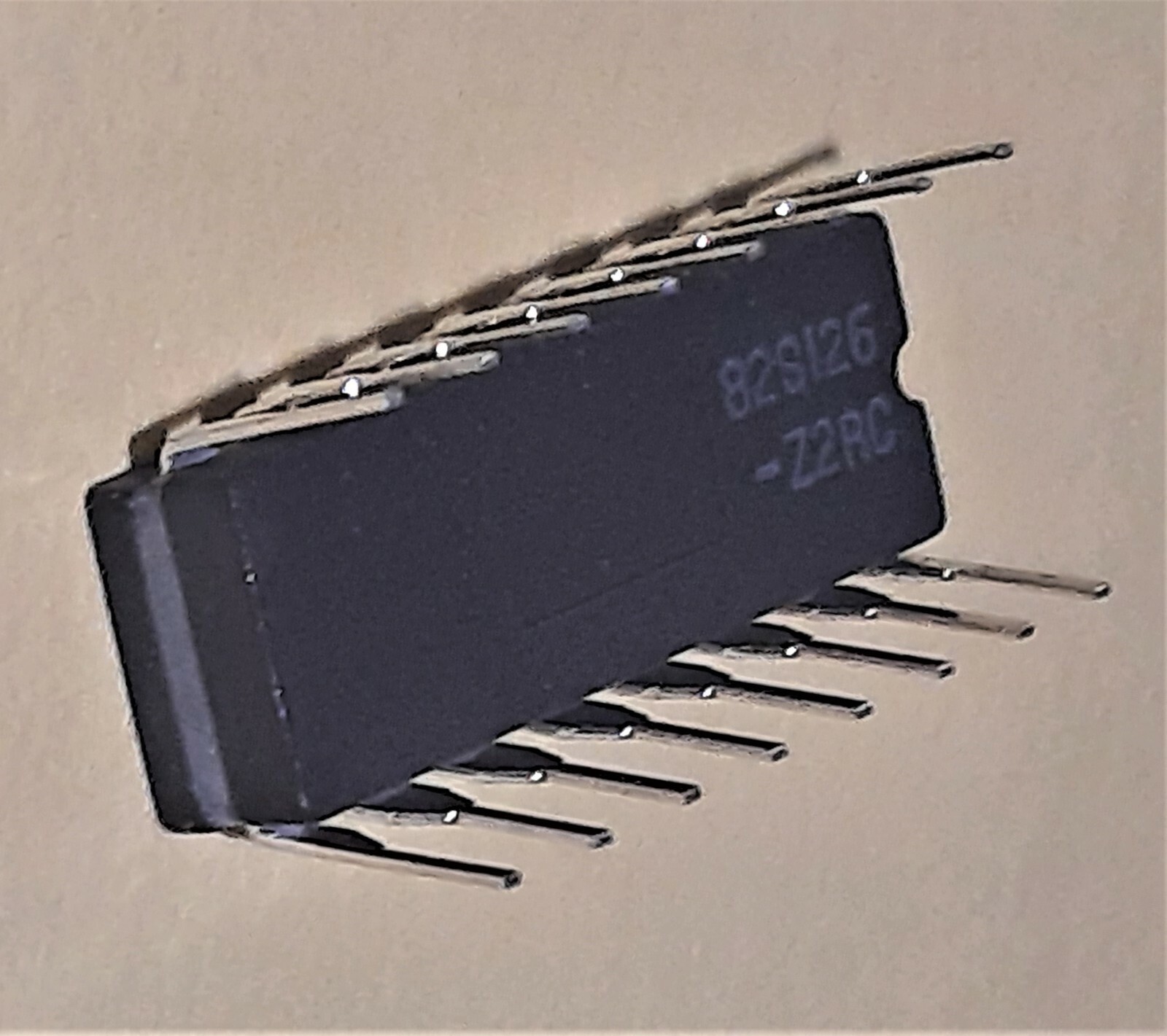 N82S126F Signetics 256×4 Bipolar OTP Fuse-link PROM in brown ceramic package