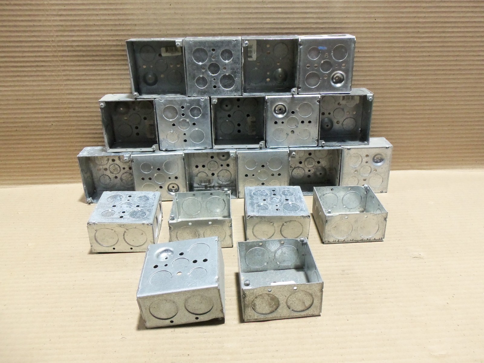 NEW LOT OF 21 STEEL CITY 52171 1 STEEL SQUARE 4″ ELECTRICAL BOX W/ KNOCKOUTS #5