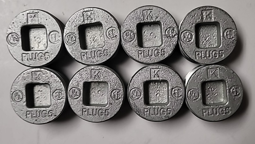 Box of 8 PLUG5 Killark 1-1/2-Inch Iron Close-Up Plug