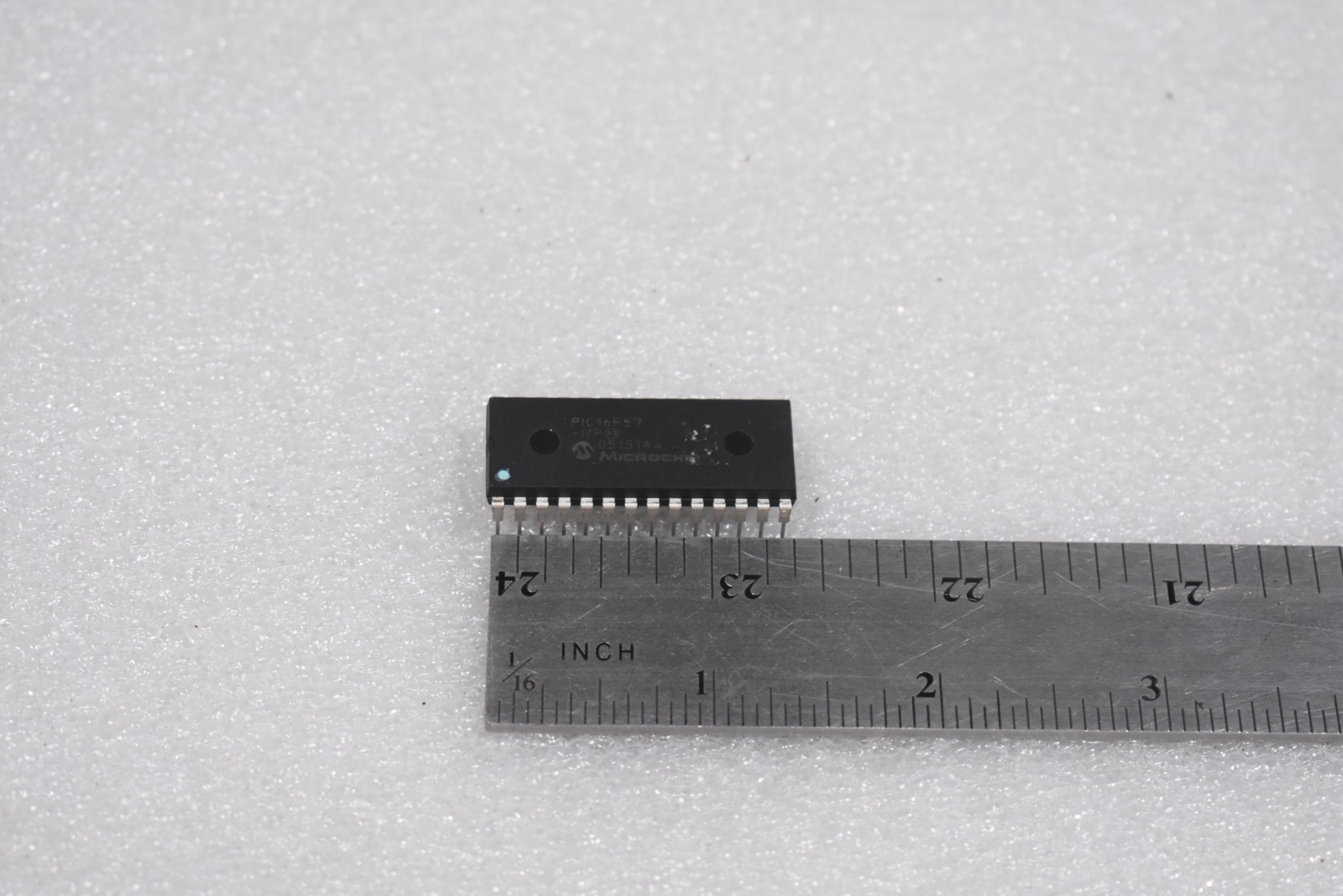 MICROCHIP TECHNOLOGY PIC16F57-I/P MICROCONTROLLER 20 MHZ (LOT OF 30)