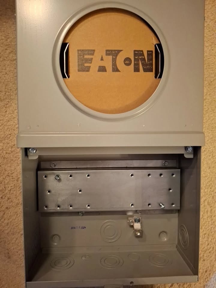 EATON CORPORATION METER SOCKET (NEW IN BOX)