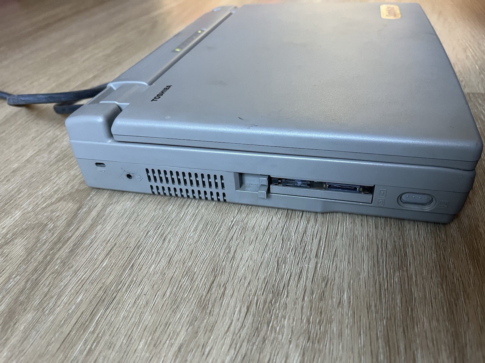 Retro Toshiba Satellite 100cs / 528 Vintage Laptop