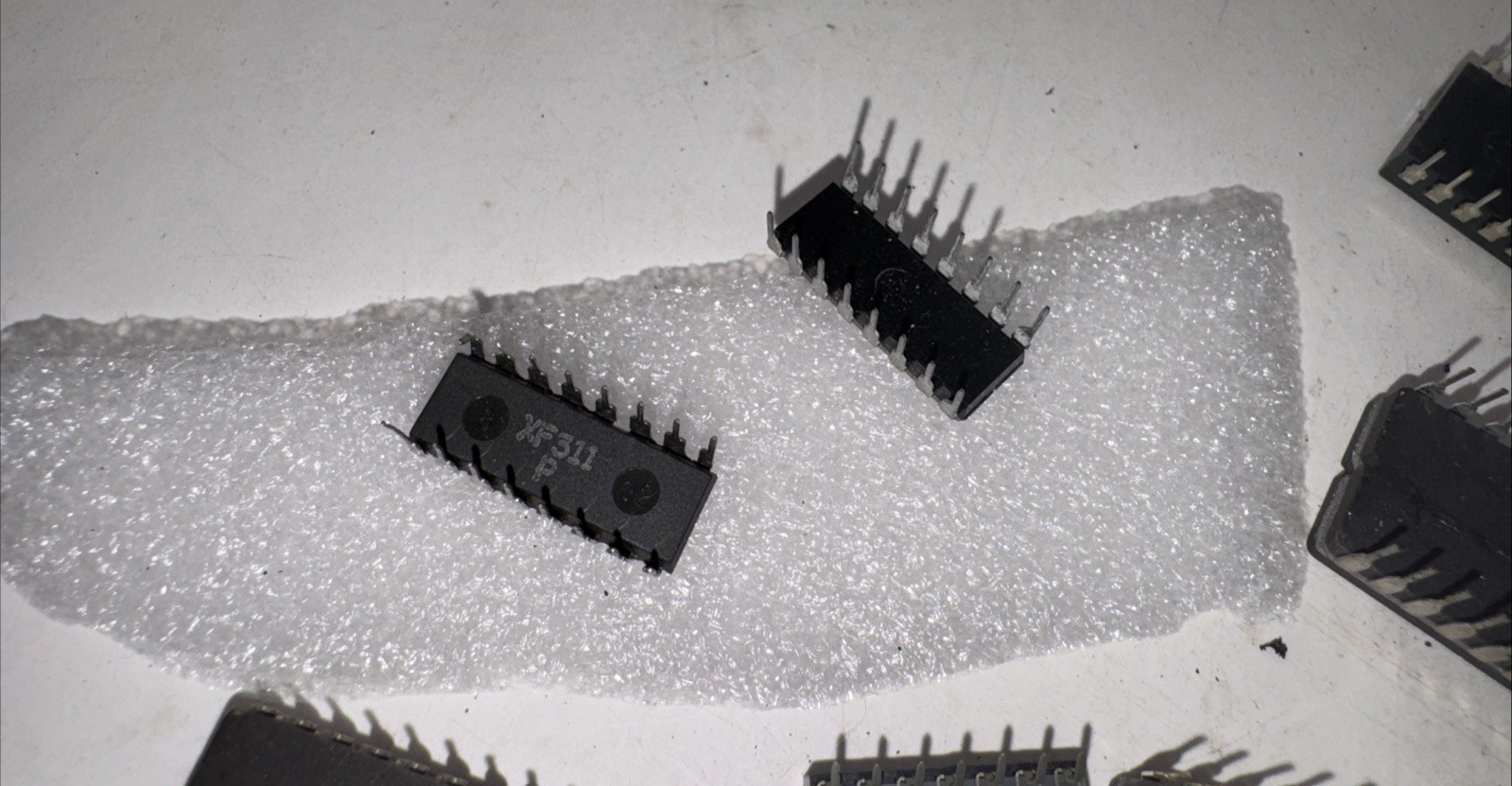 LOT of 25 EPROM IC MEMORY CHIPS – VARIOUS NAME BRANDS