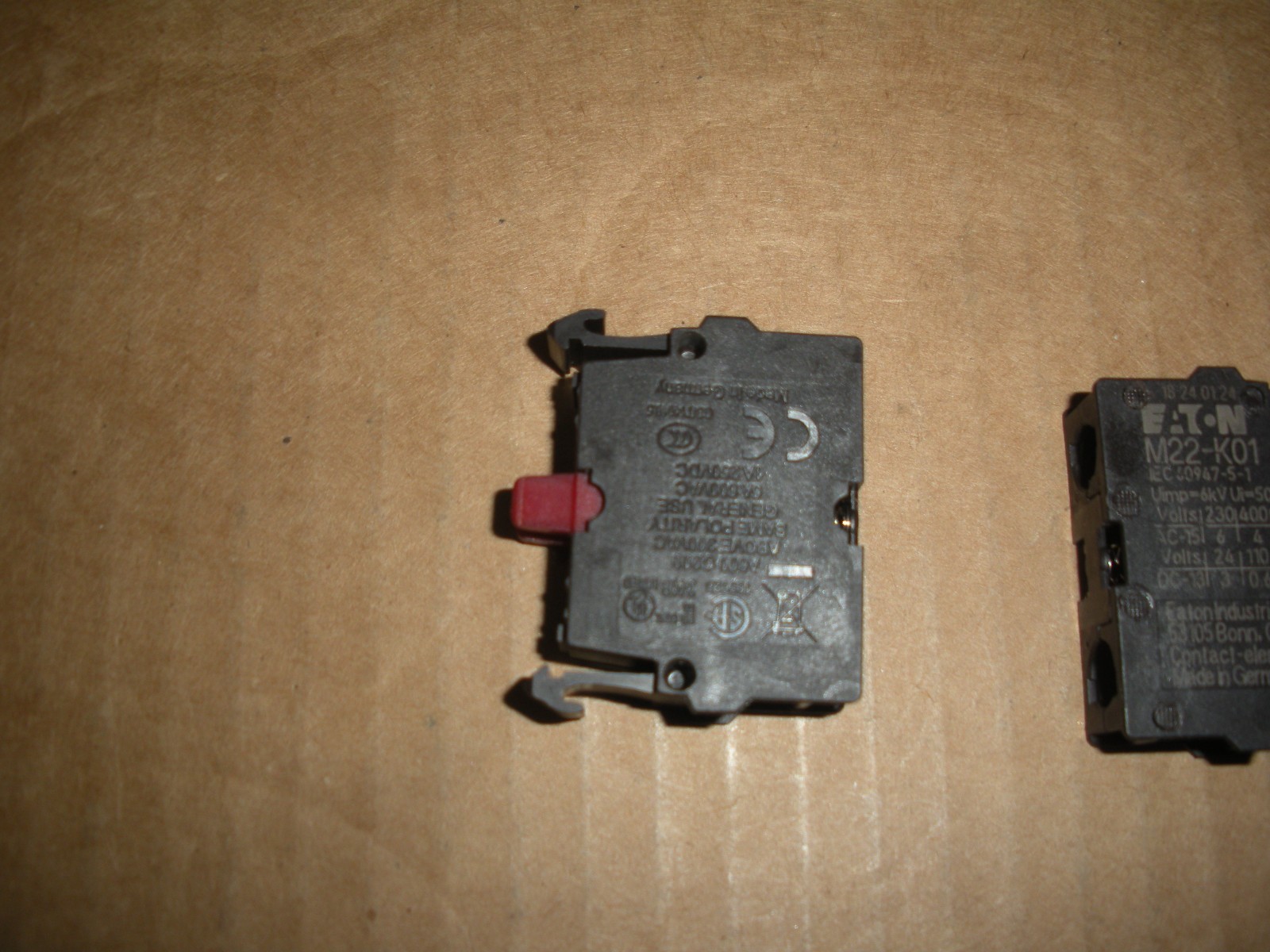 Eaton M22-K01 contact block red N.C. lot of 4 16 lots available normally closed