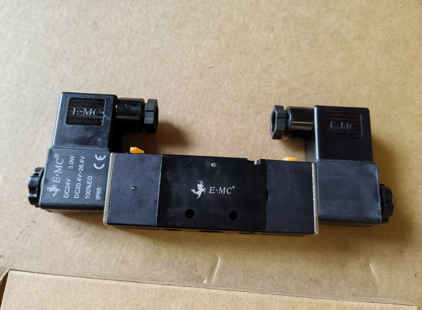 1Pcs New For EMC solenoid valve V5222-08 DC24V AC220V