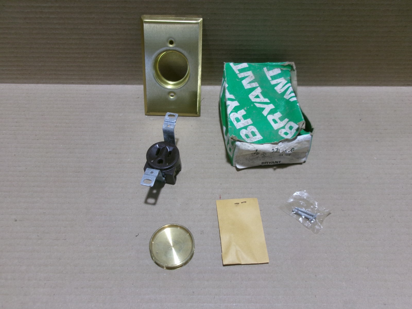 Bryant 3799-G Single Receptacle 15A 125V 2 Pole 3 Wire AK