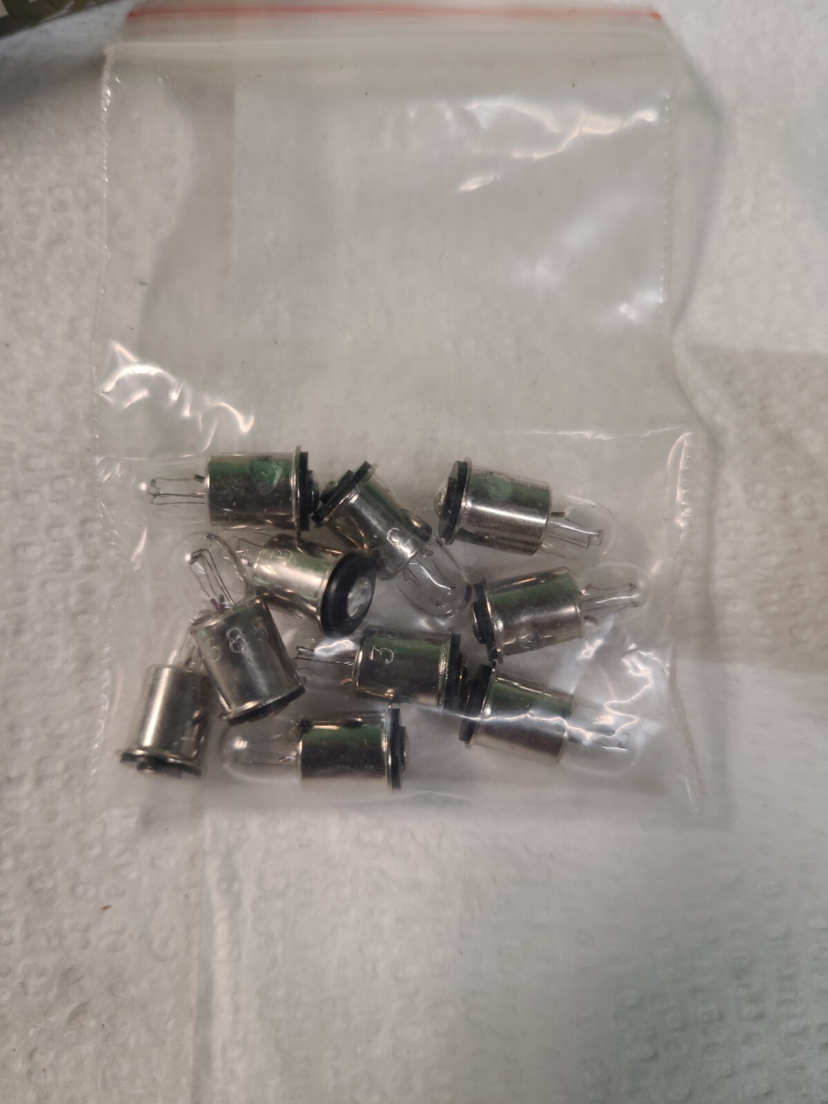 EIKO 385–1.12W 28V BULBS-CROSS 40672, GE 28660, 385 –LOT OF 20