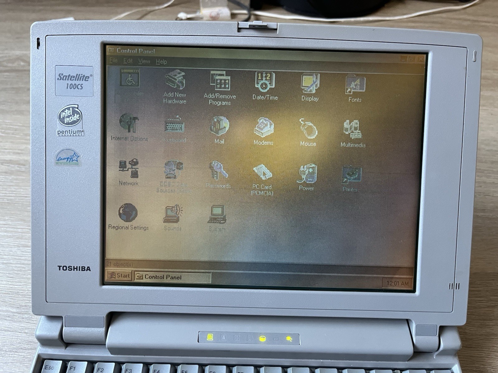 Retro Toshiba Satellite 100cs / 528 Vintage Laptop