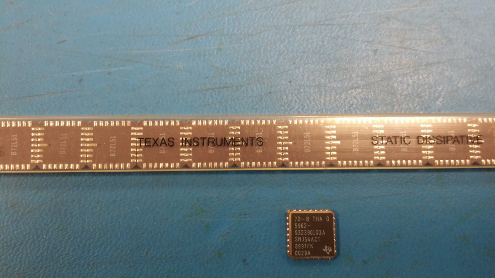 (1pc) SNJ54ACT8997FK 5962-9323901Q3A Scan-Path Linker -55°C to 125°C 28-Pin CLLC