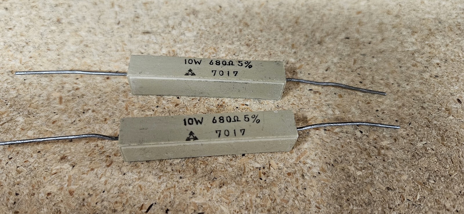 680ohm 10w /CEMENT RESISTOR / 4 PIECES (qzty)