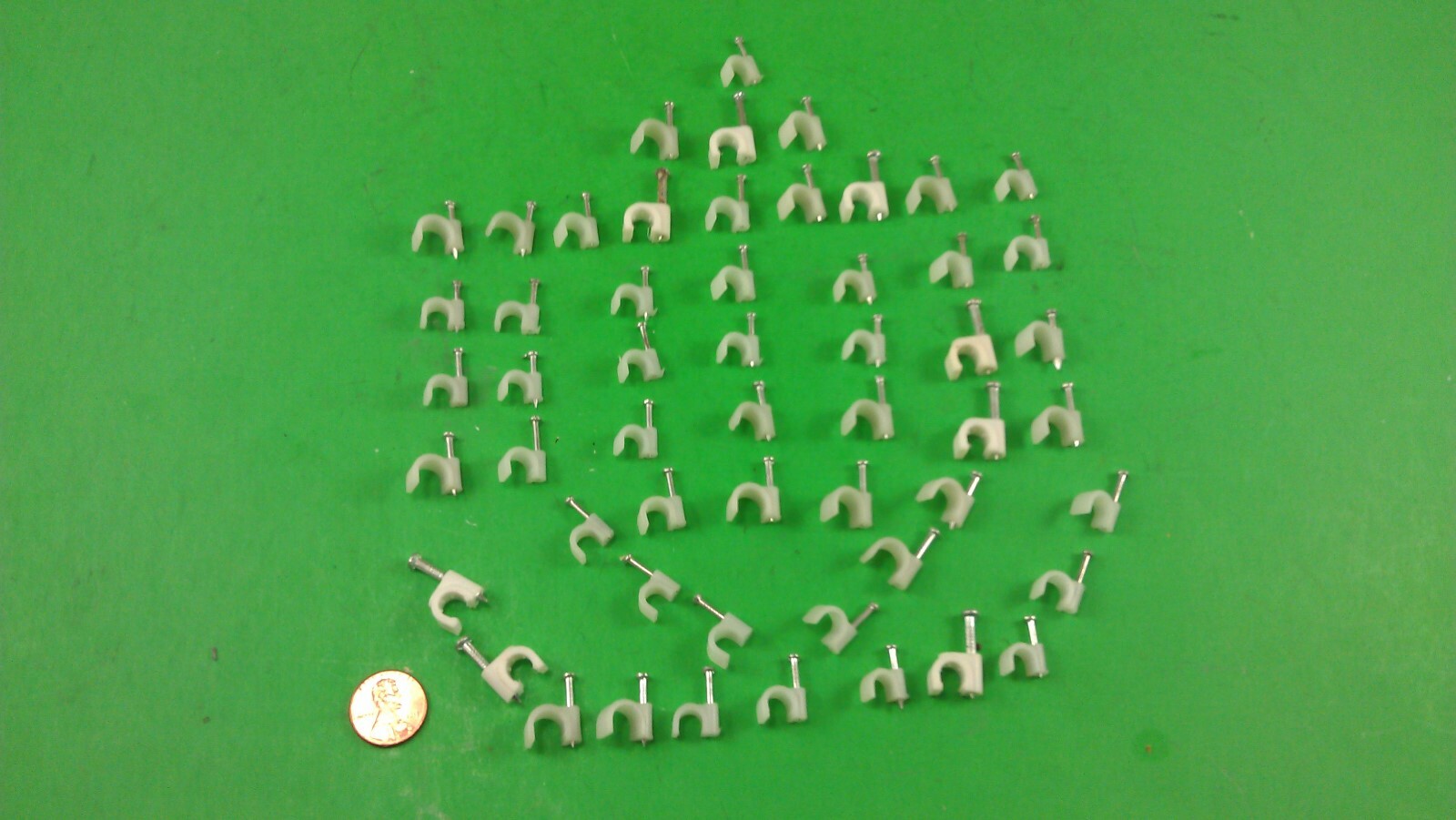 CIRCLE CABLE (UP TO 1/4″ DIAMETER) CLIPS WITH STEEL NAIL, COUNT 54
