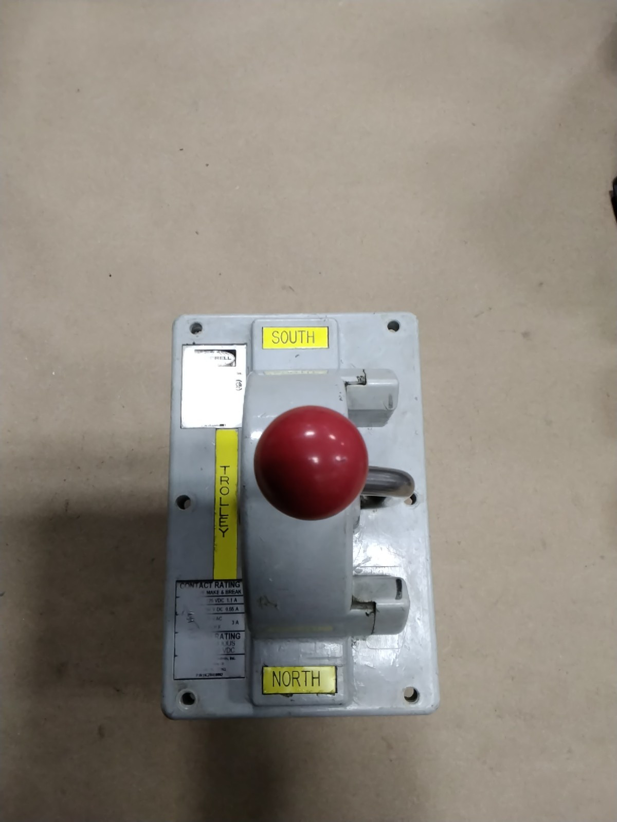 Hubbell Type 4211 120 Volts Mounted Switch….F126