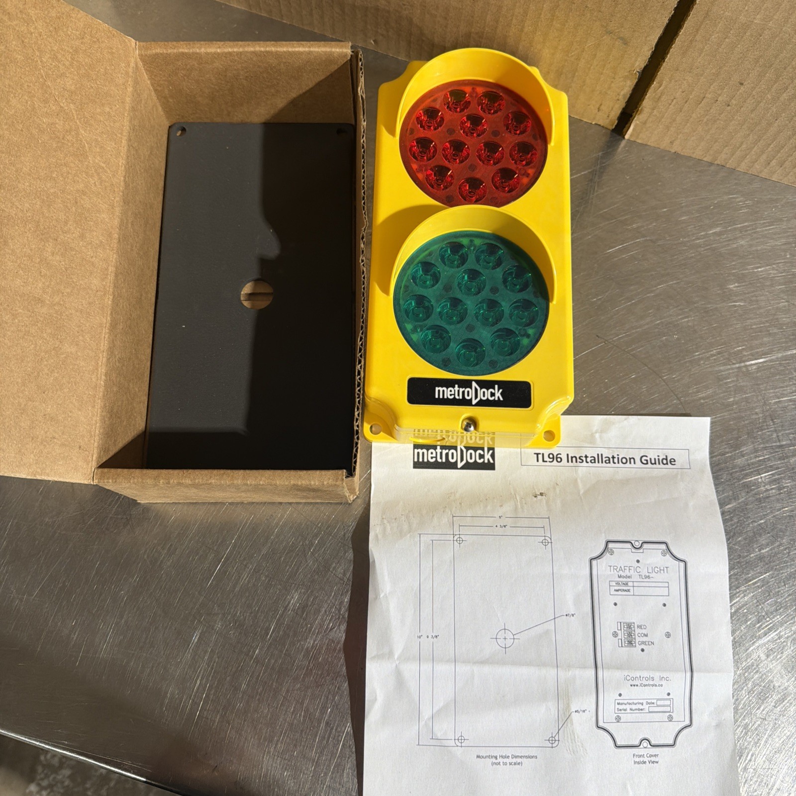 MetroDock Traffic Light TL96 Nos Surplus