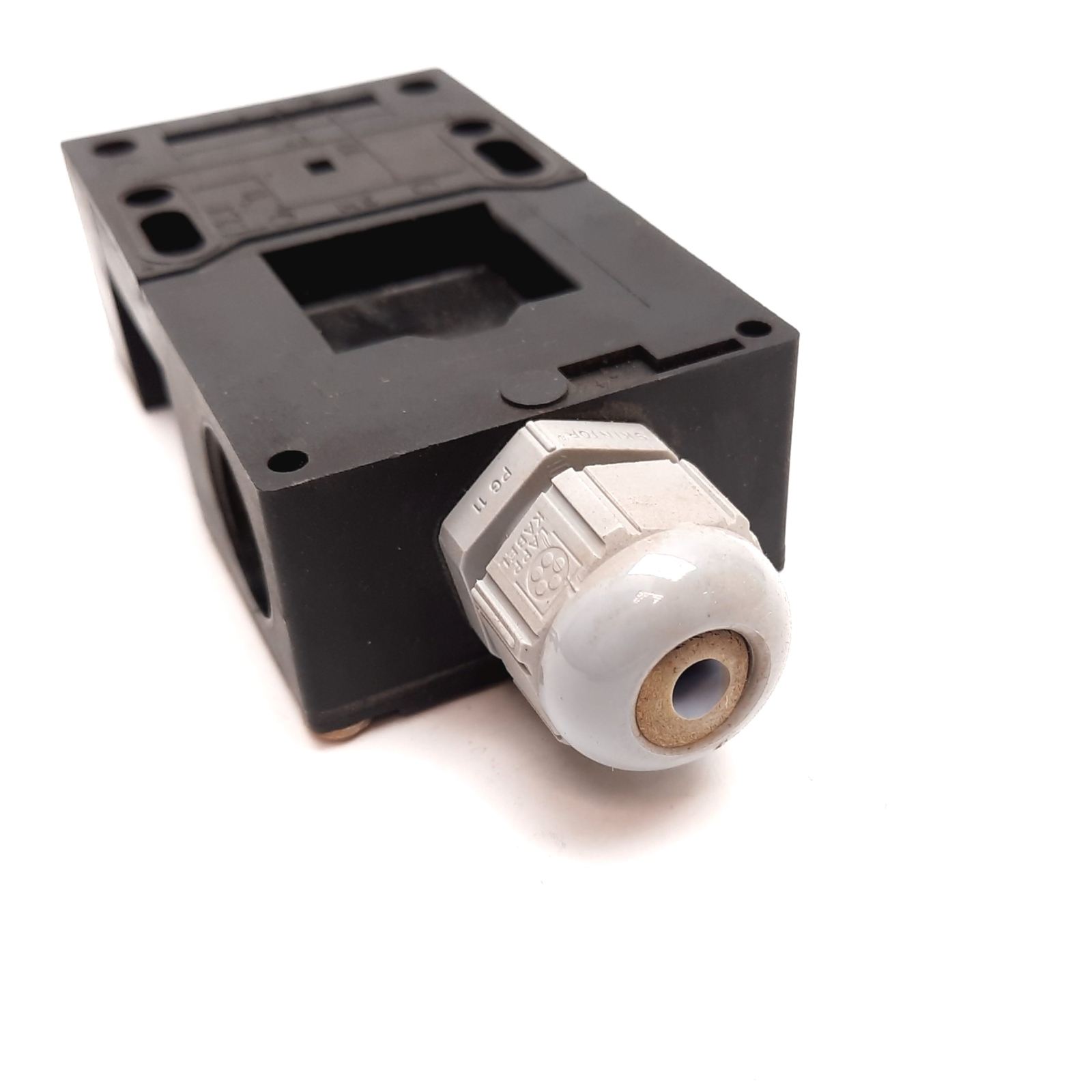 Schmersal AZ16-02zvk Safety Switch, 2x N/C Contacts, Rating: 230VAC 4A, With Key