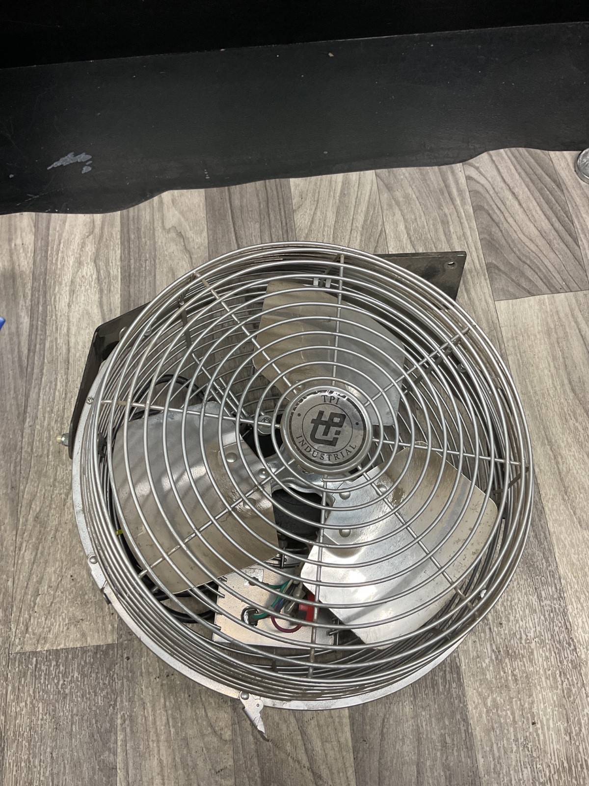 TPI Industrial Mounted Workstation Fan U-12-TE #4001B43PR3