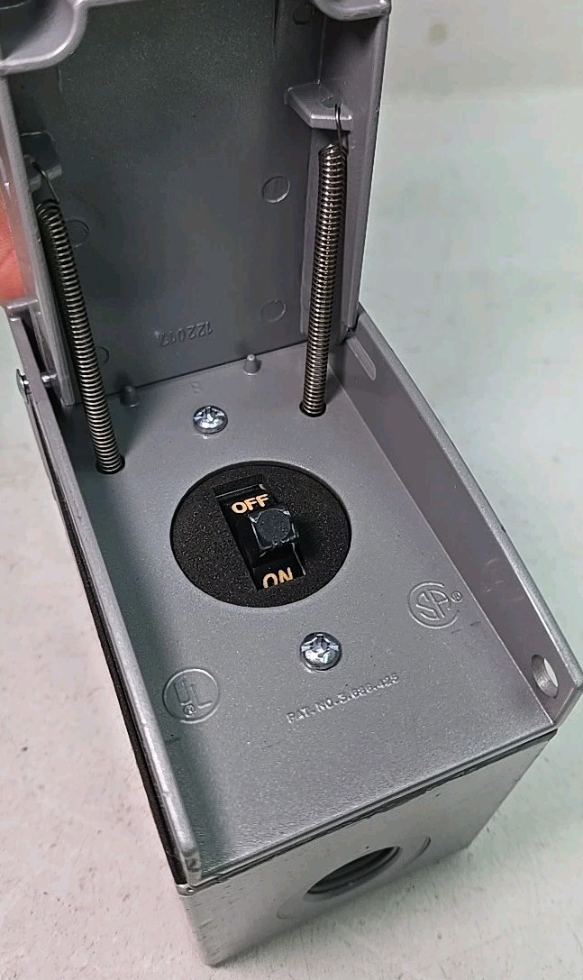 BRYANT 30003DS 30A 600V 3P DISCONNECT SWITCH & 30313D Enclosure Box