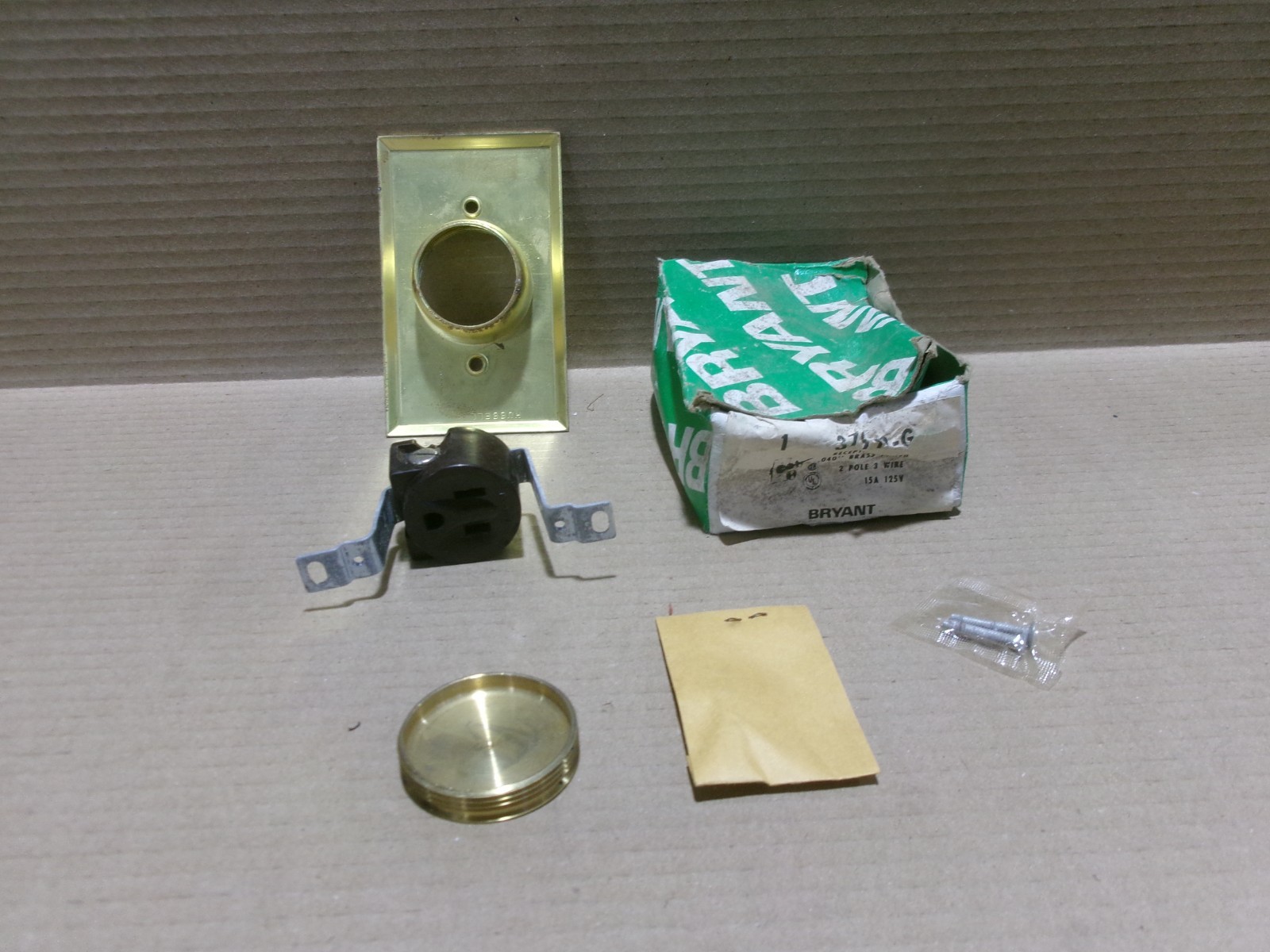 Bryant 3799-G Single Receptacle 15A 125V 2 Pole 3 Wire AK
