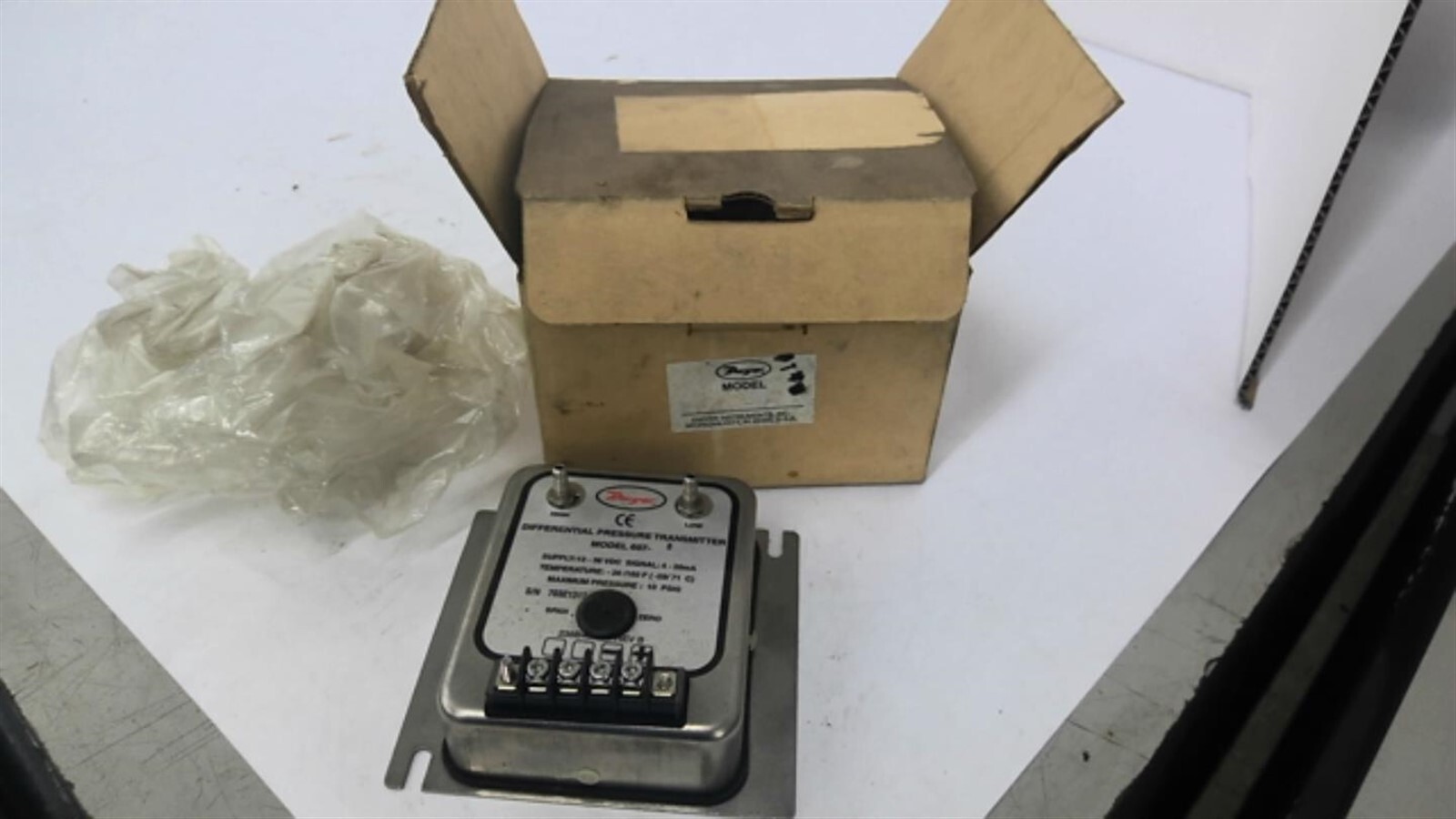 Dwyer 607-8 Differential Pressure Transmitter
