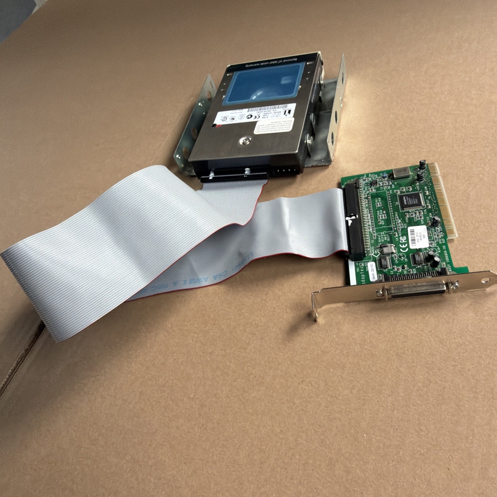 V1000SI IOMEGA JAZ DRIVE 1GB WITH AHA-2910C CARD AND RIBBON CABLE