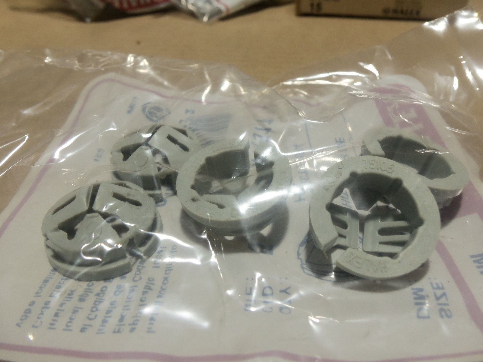 Halex 27511 Box of 15 (5 Per Box) 3/8″ #14/2-#10/2 Hit Lock Connector AK