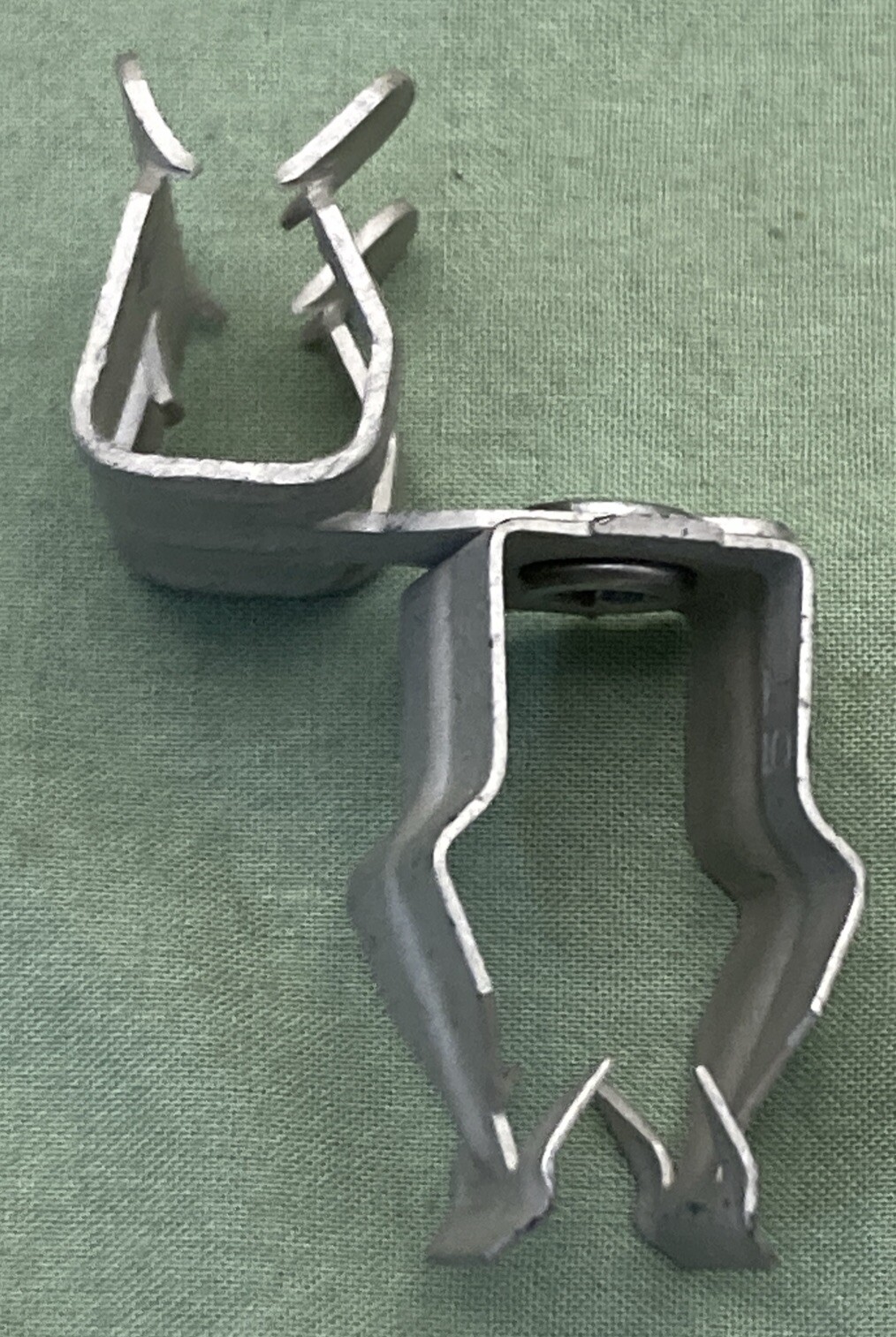 QTY 100 NEW ERICO CADDY 8P58SM COMBINATION CONDUIT HANGER 1/2″ Push-In Clip