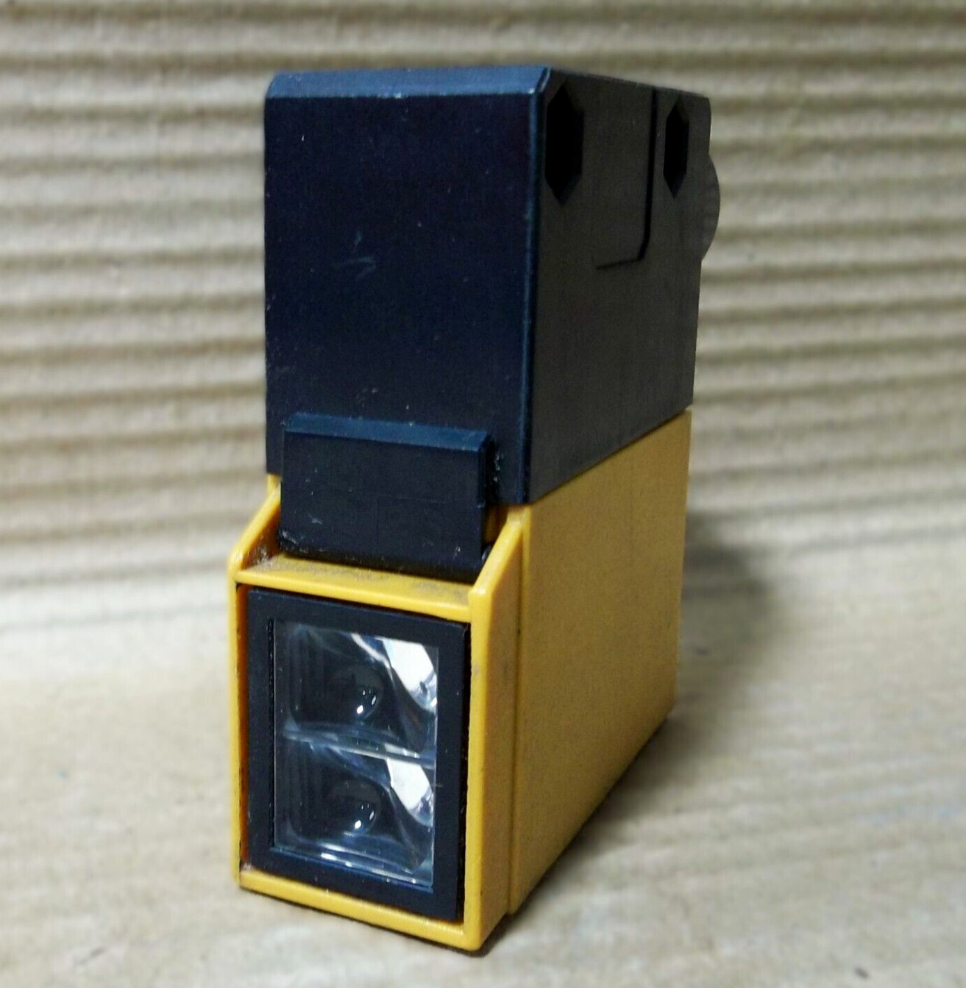 OMRON E3A2-R3M4T PHOTOELECTRIC SWITCH E3A2R3M4T