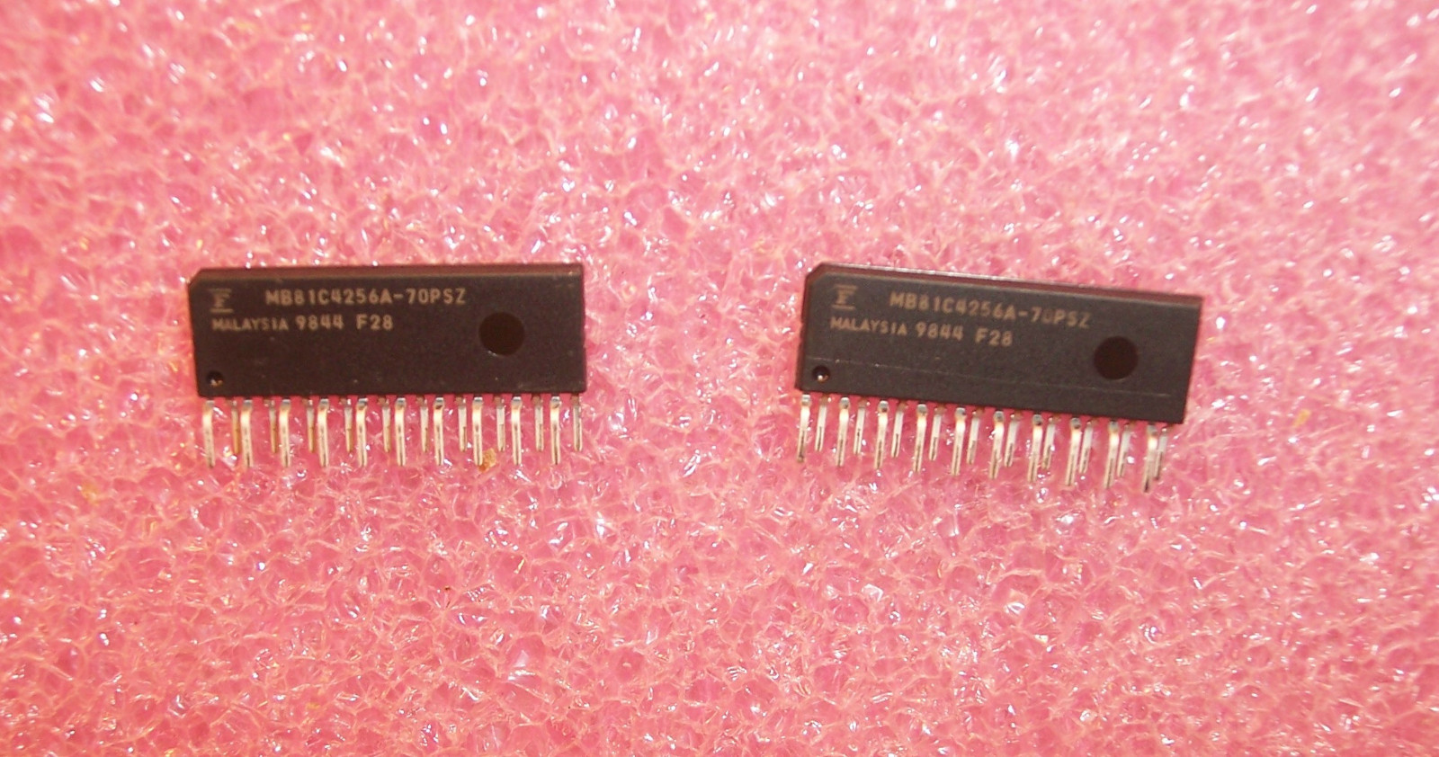 QTY (18) MB81C4256A-70PSZ FUJITSU 20 PIN ZIP 256Kx4 FAST PAGE MODE DRAM NOS