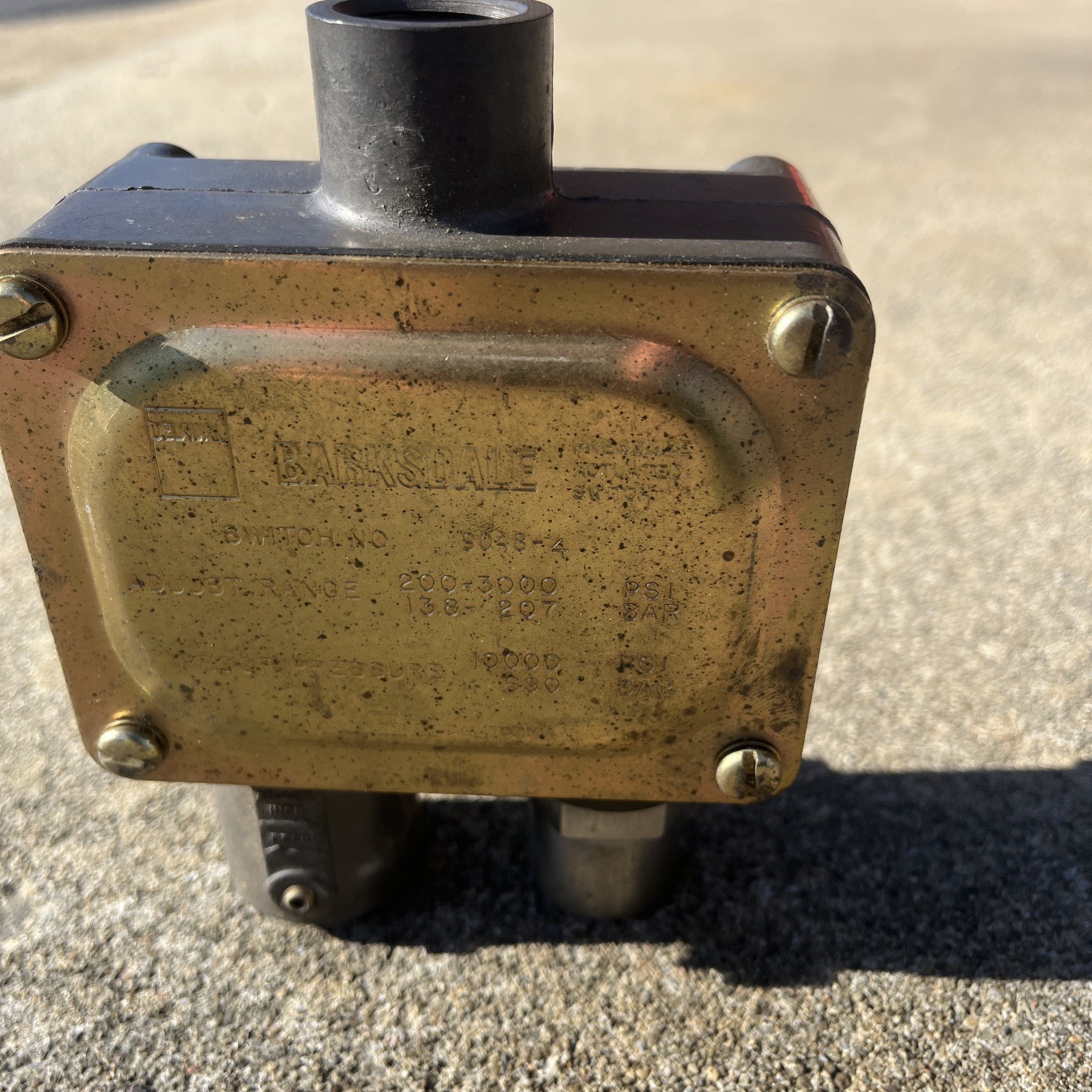 Barksdale 9048-4 pressure Actuated switch 200-3000 Psi NOS