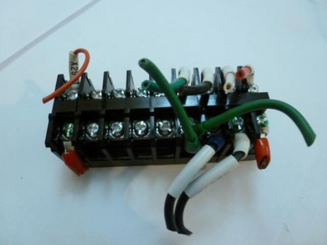 203564 New-No Box; Idec BNH15LW LOT-9 Terminal Block 600V2mm connected