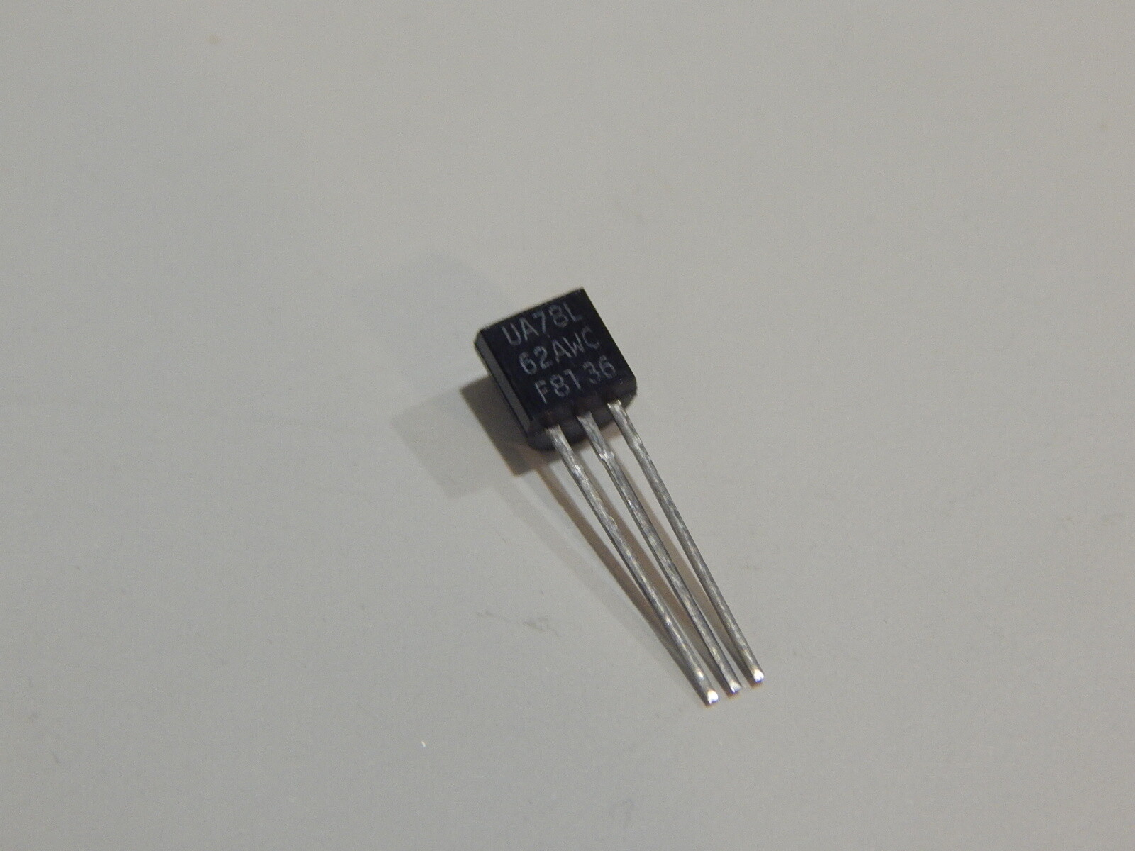 FAIRCHILD UA78L62AWC POS VOLTAGE REGULATOR 6.2V 100MA TO-92 USA SELLER FAST SHIP