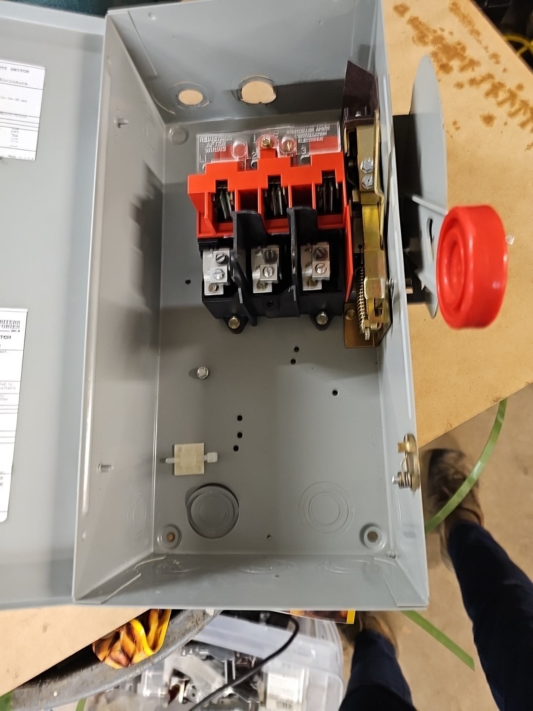 EATON Safety Switch:Non-Fusible 30 A Three Phase 600V AC Galvanized Steel no bo