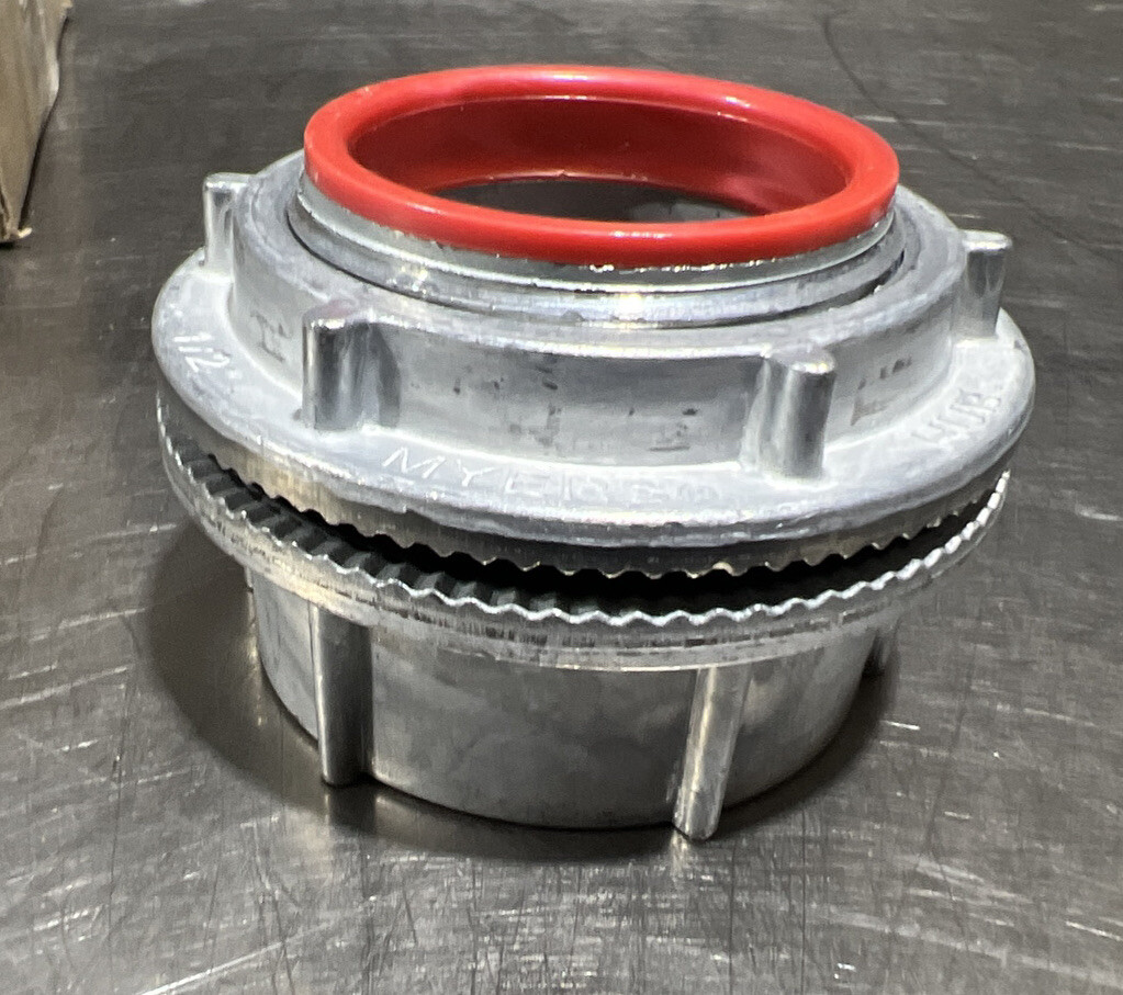 (1) Eaton Crouse-Hinds Myers Hub Insulated Threaded Connection ST-5 Zinc 1-1/2″