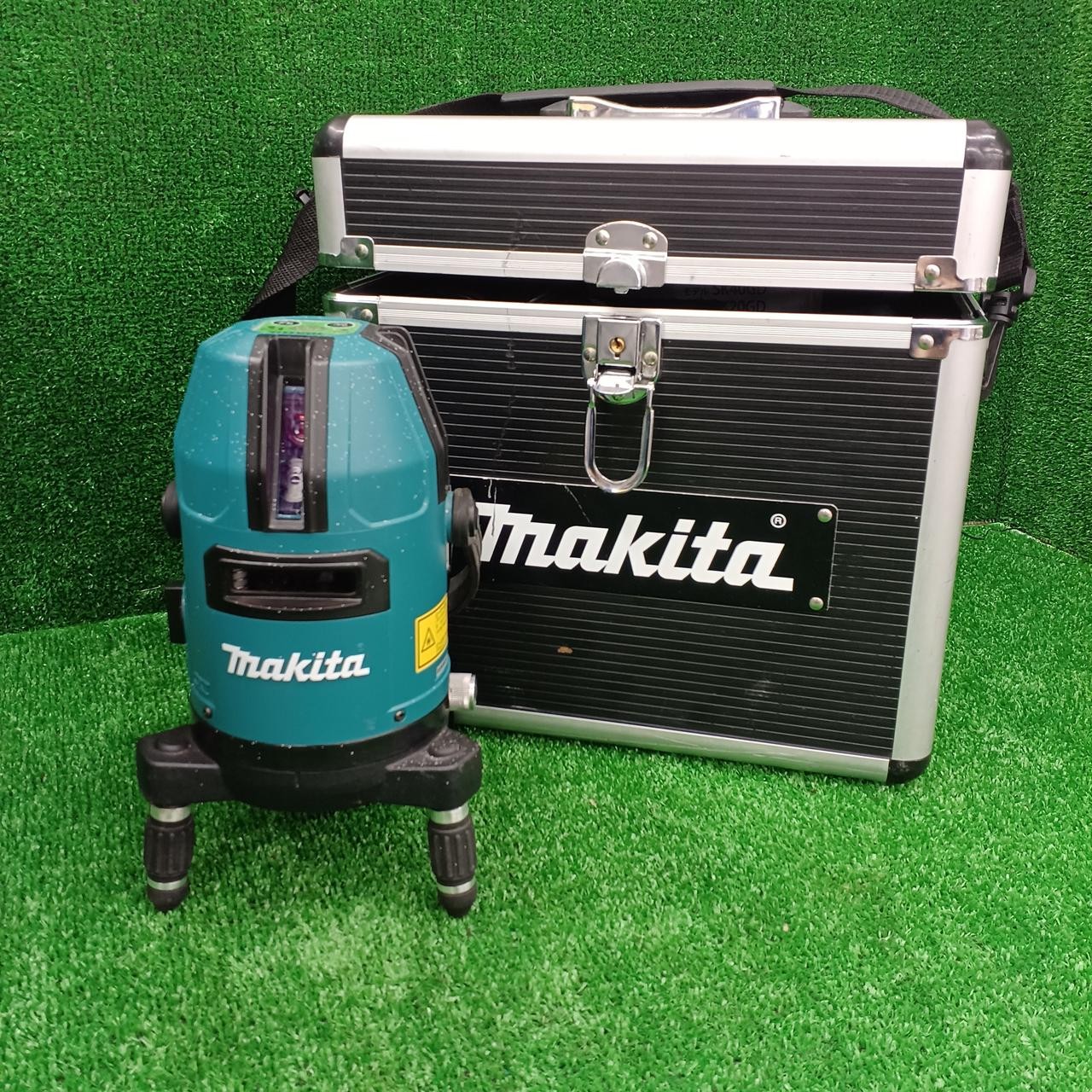 Makita SK20GD Rechargeable Indoor/Outdoor Laser Distance Meter with Accessories