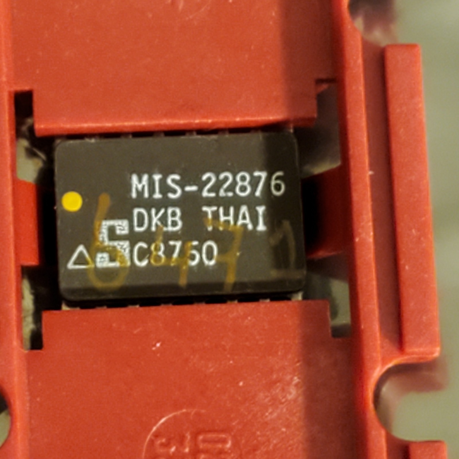 MIS-22876 SIGNETICS NOS LOT OF 24 CHIPS SEE DESC