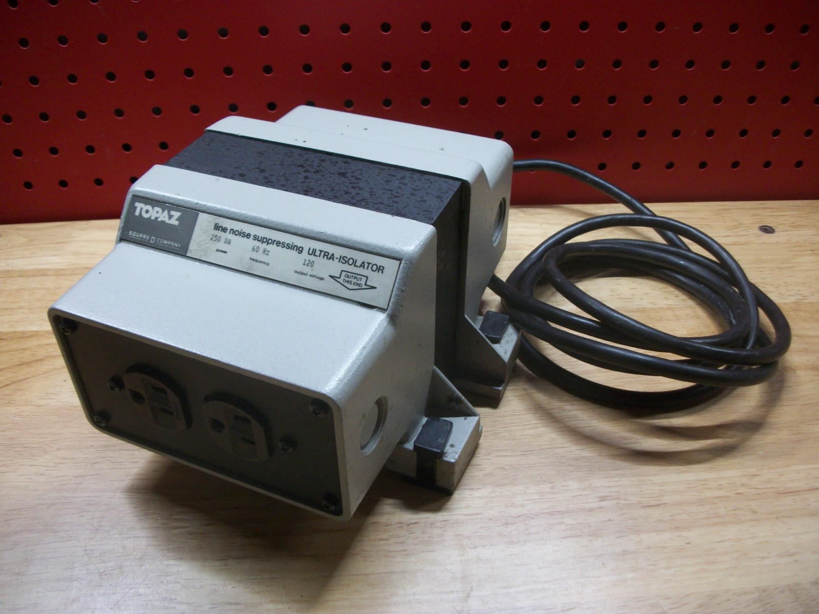 Square D Topaz 250VA Line Noise Suppressing Ultra-Isolator (91092-32) NEW