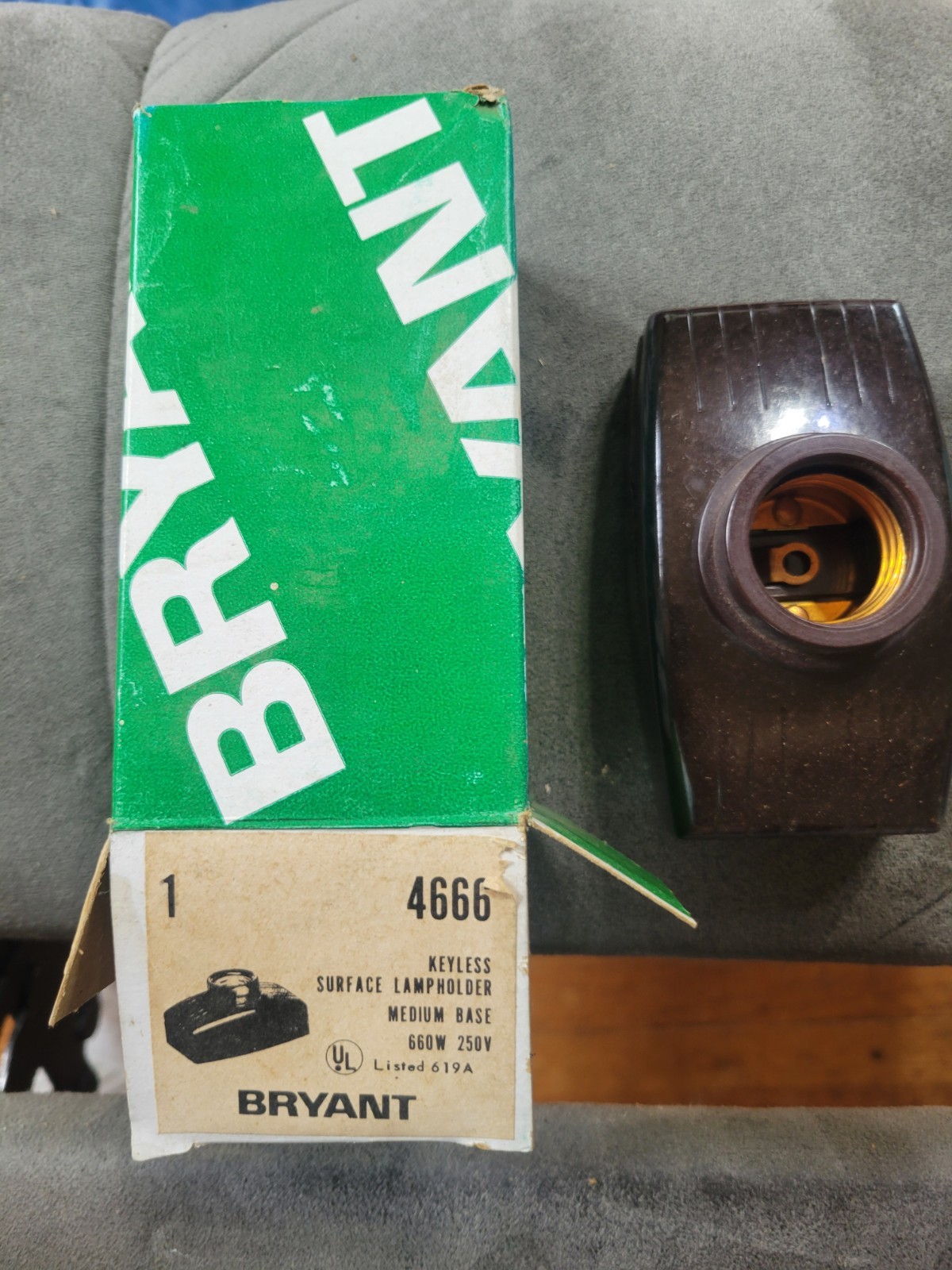 VINTAGE BRYANT ELECTRIC 4666 KEYLESS LAMPHOLDER 250v 660w