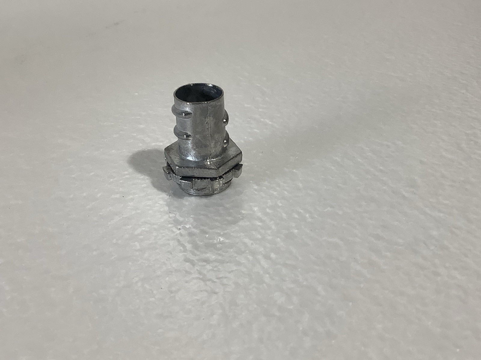100 qty Southwire 451 1/2″ Die-Cast BX-Flex Connector Screw In Type