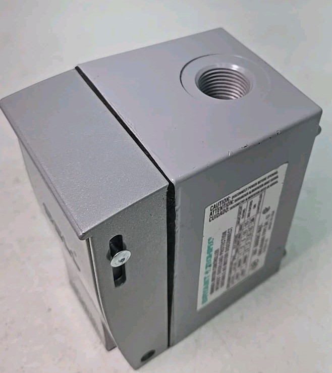 BRYANT 30003DS 30A 600V 3P DISCONNECT SWITCH & 30313D Enclosure Box