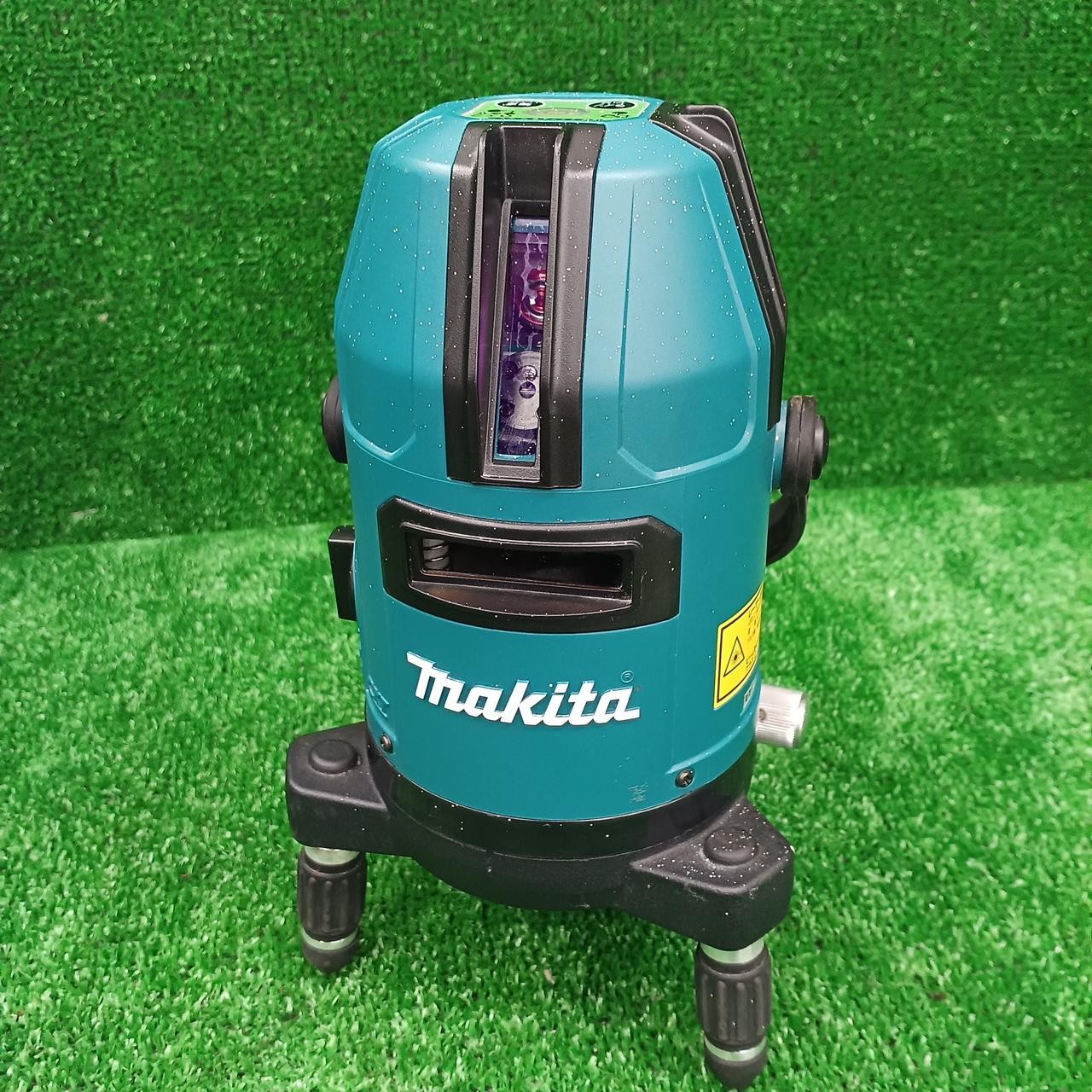 Makita SK20GD Rechargeable Indoor/Outdoor Laser Distance Meter with Accessories