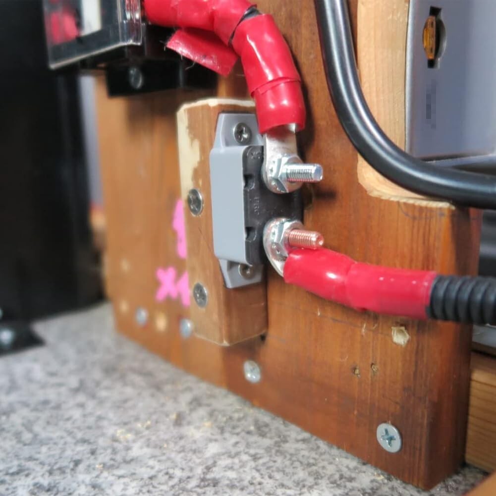 Disyuntor de reinicio automático de 12V CC a 24V con perno prisionero automoción