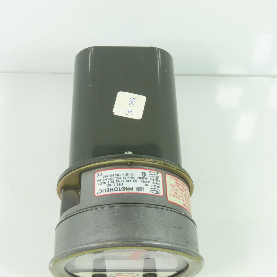 Dwyer A3000 120VAC Photohelic Pressure Switch Gauge 0-8″ Water 25PSIG