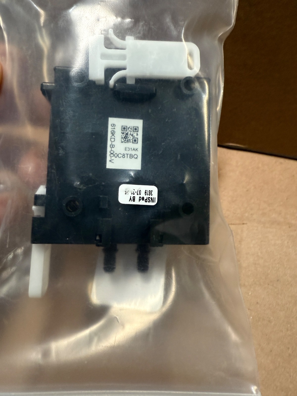 DWYER 616KD-B-00-V Pressure Transmitter NEW