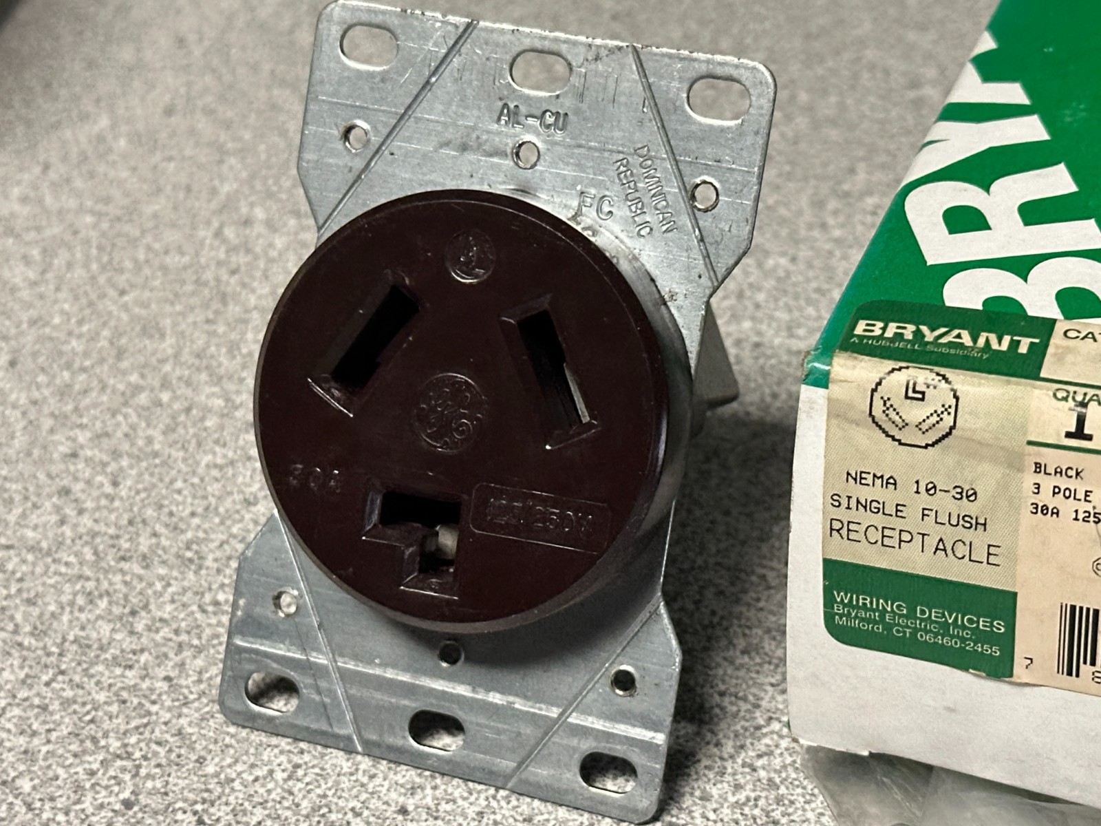 NEW BRYANT 9303 FLUSH RECEPTACLE NEMA 10-30R 30 AMP 125/250V 3 Pole 3 Wire