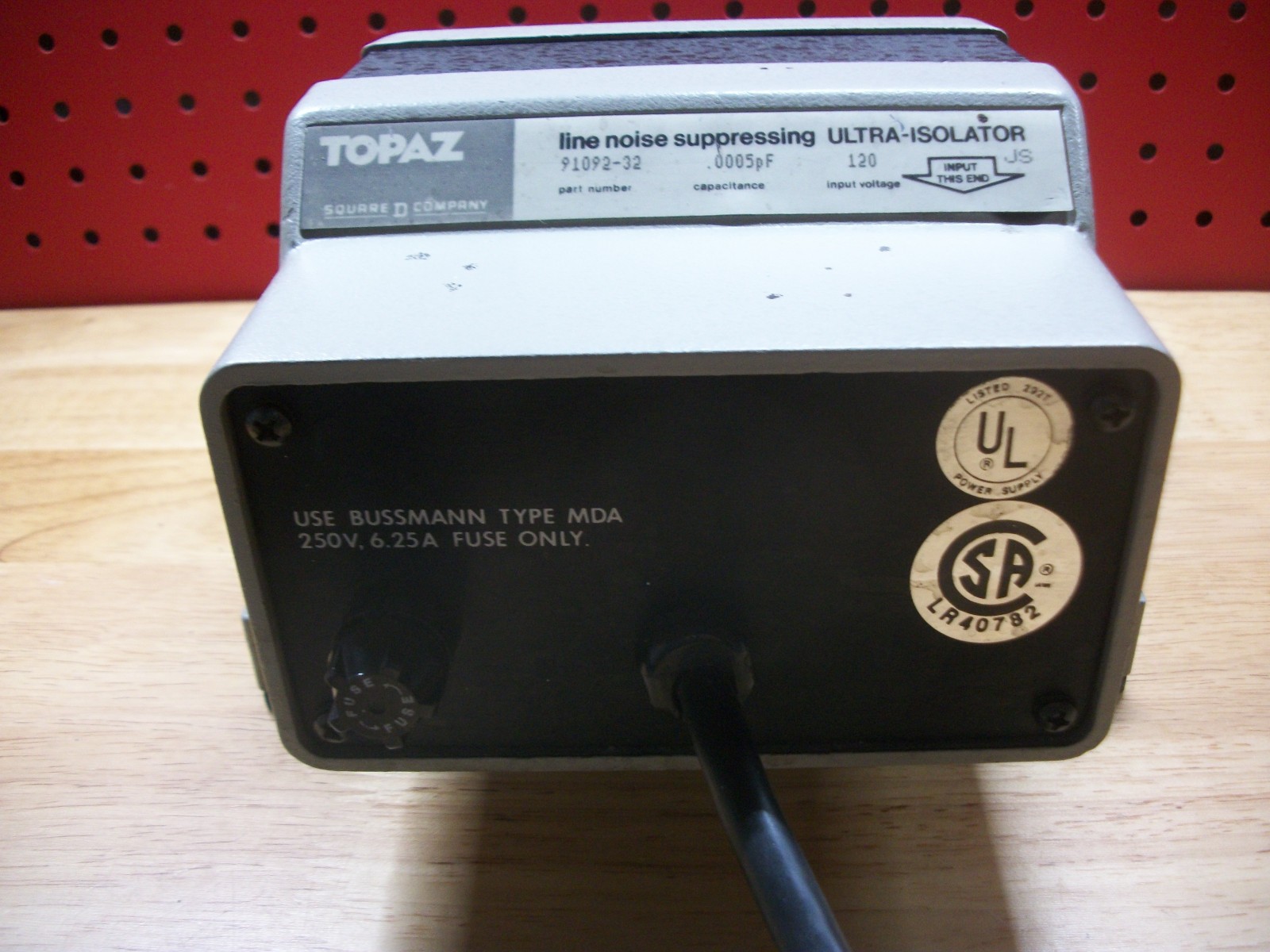 Square D Topaz 250VA Line Noise Suppressing Ultra-Isolator (91092-32) NEW