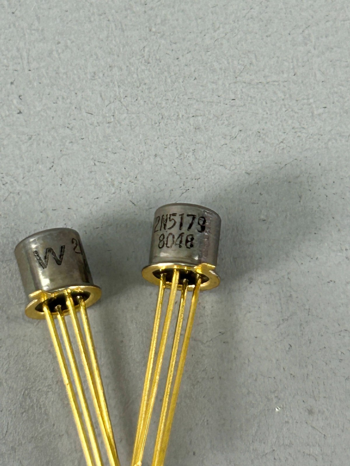 2N5179 NPN Silicon Bipolar Transistor 4 Gold Pins Leads Set of 2 New Old Stock