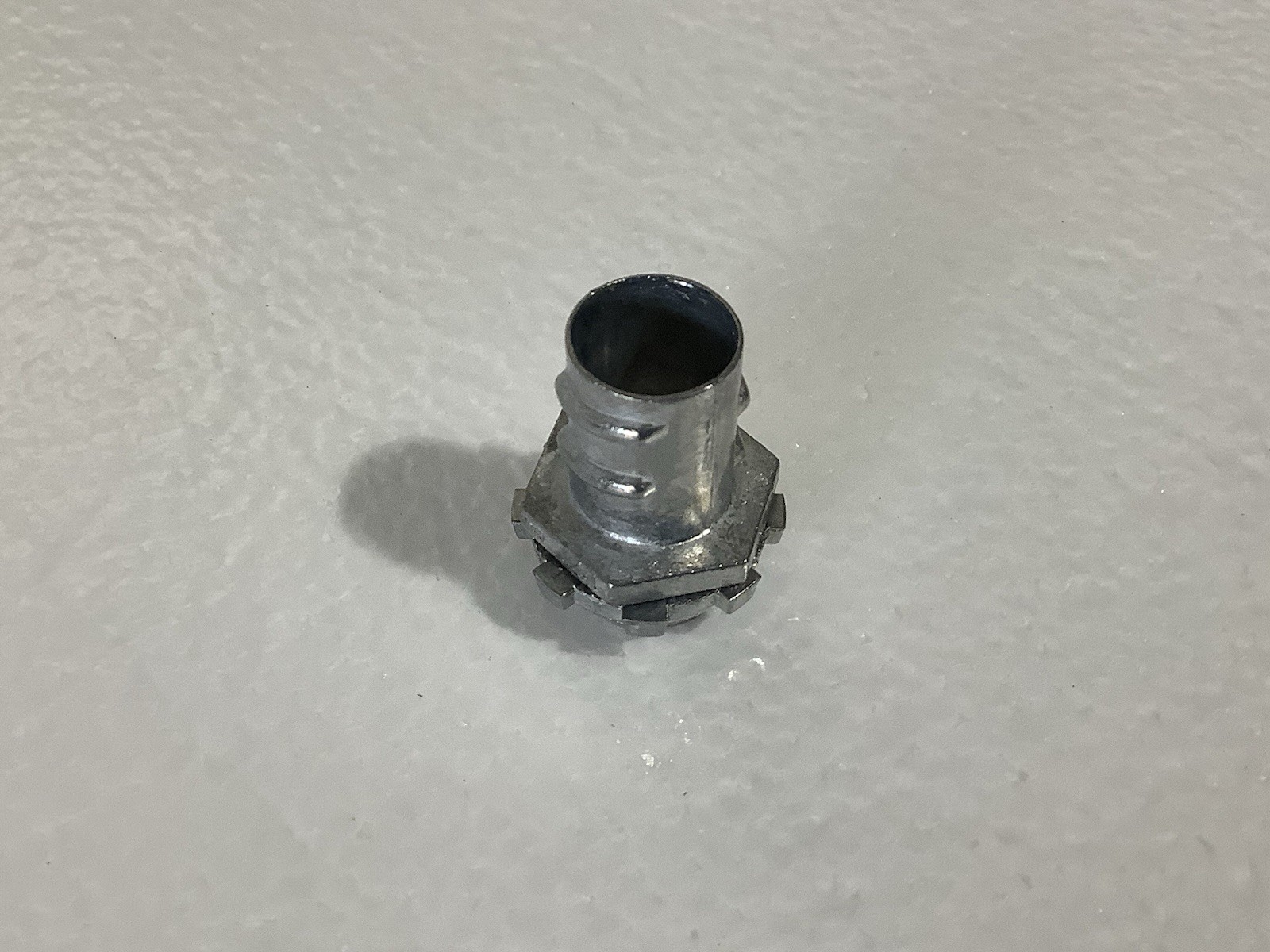 100 qty Southwire 451 1/2″ Die-Cast BX-Flex Connector Screw In Type