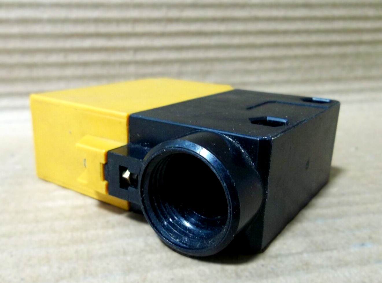 OMRON E3A2-R3M4T PHOTOELECTRIC SWITCH E3A2R3M4T
